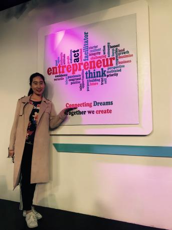 赌场老虎机
MBA 学生黄怿箴在丁丁电视创业LOGO处合影留念